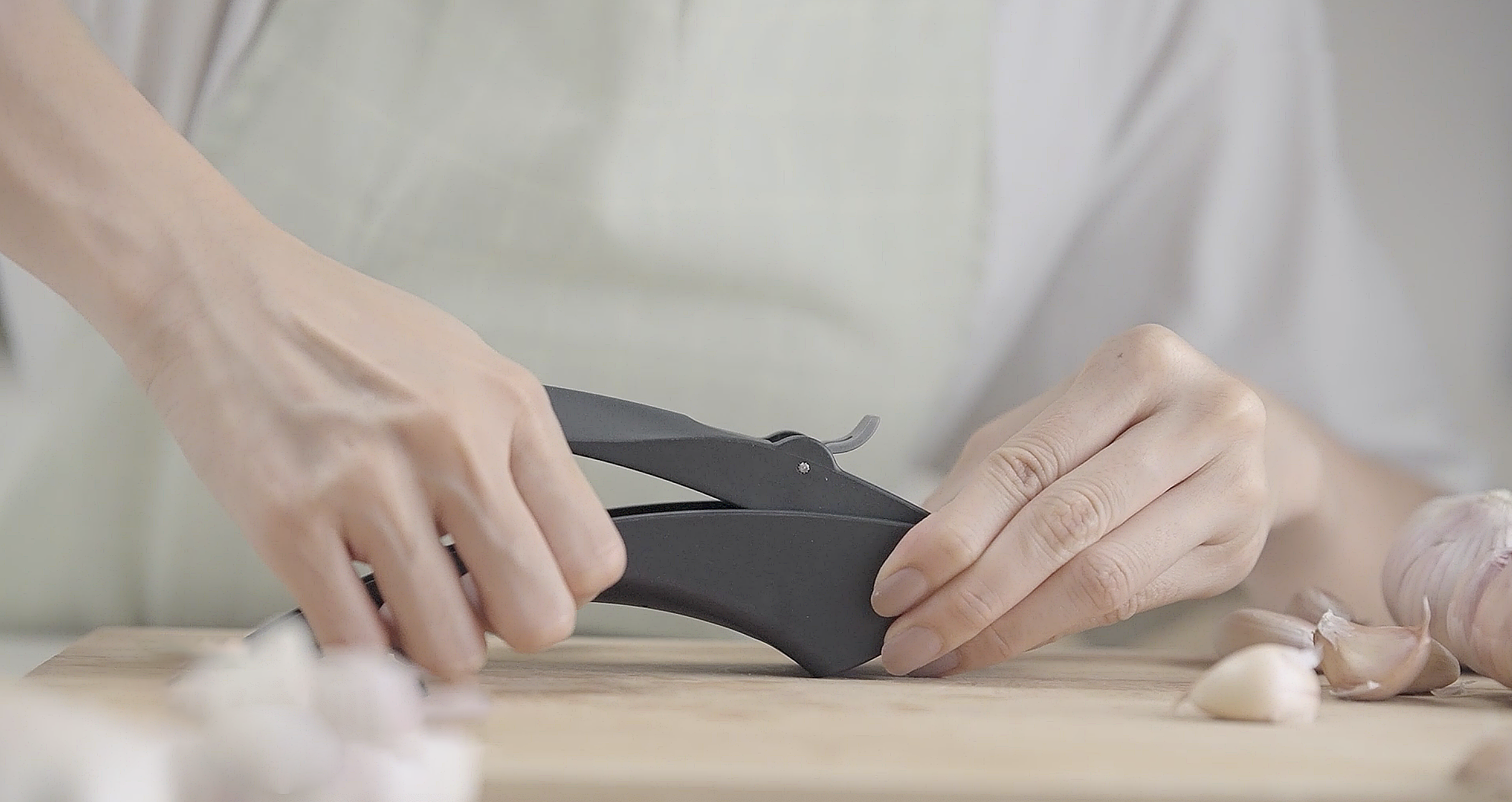 Fresh Choice Nylon Tabletop Garlic Press | No-Peel Garlic Crusher